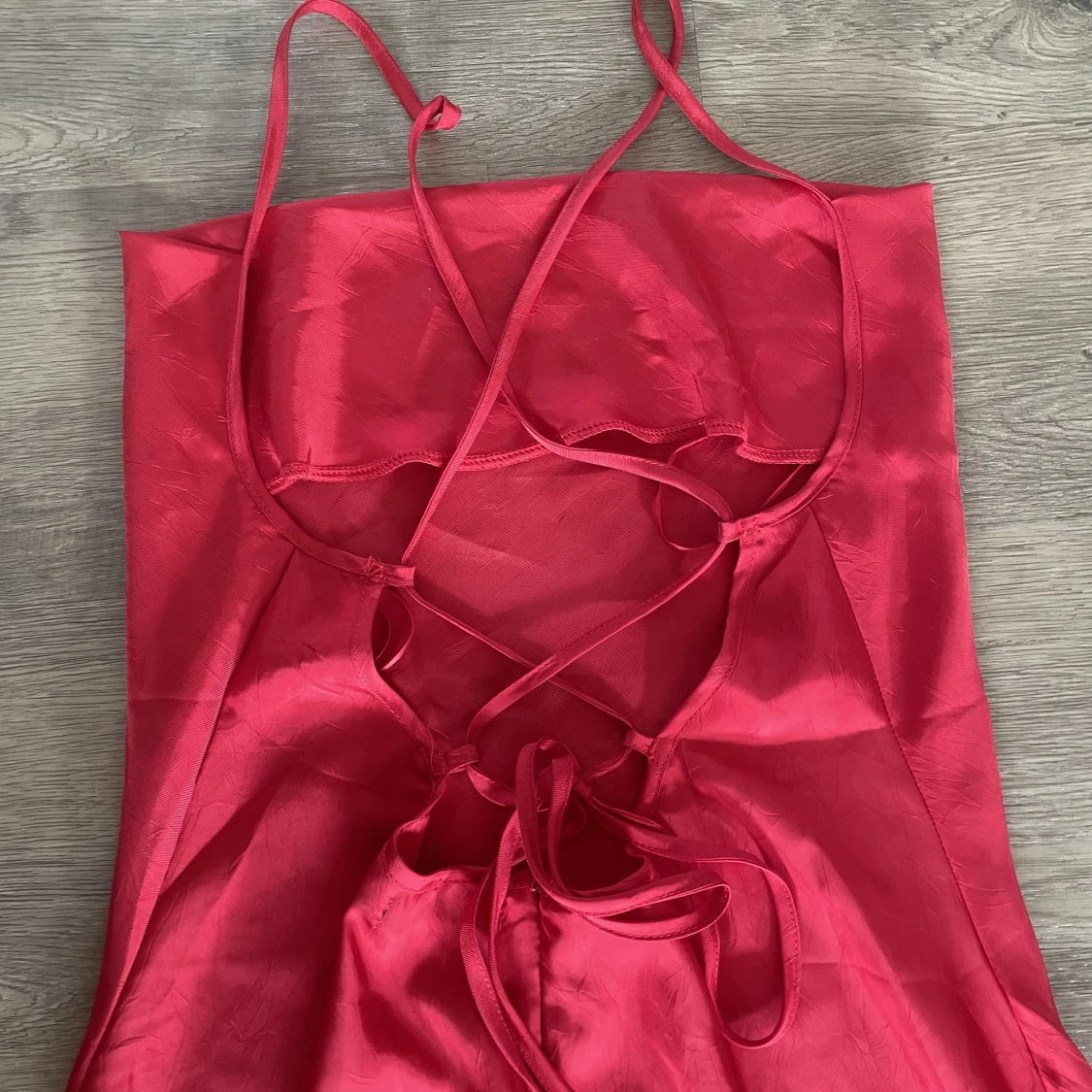 Röd satinklänning - 91