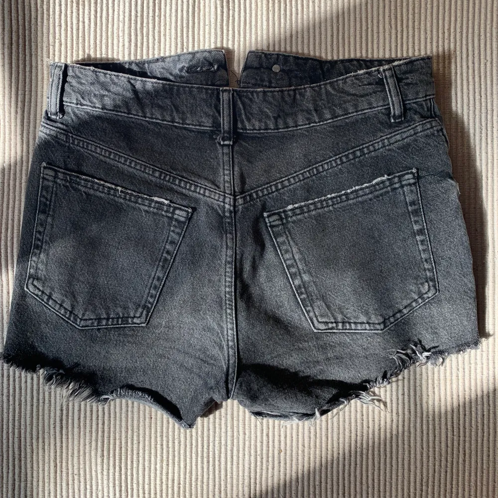 Säljer nu mina zara shorts pågrund av att dem är förstora och kan inte använda dem, dem är i fint skick och sparsamt använda💘🫶🏻 hör av er vid frågor och intresse!. Shorts.
