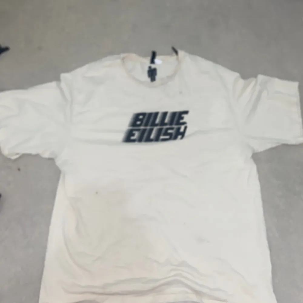 Två översizad Billie Eilish tröjor som säljs i set. 90kr per tröja 💞 180kr tillsammans  SMS 💬 så kan vi komma överens om priset. Sick: Aldrig använt  Säljer pga att jag inte passar i de och tycker inte om henne som förut💞 (Svarta XS , Beige M). T-shirts.