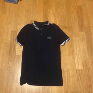 Svart monde piké  - Svart monde pike i storlek 170 helt oanvänd