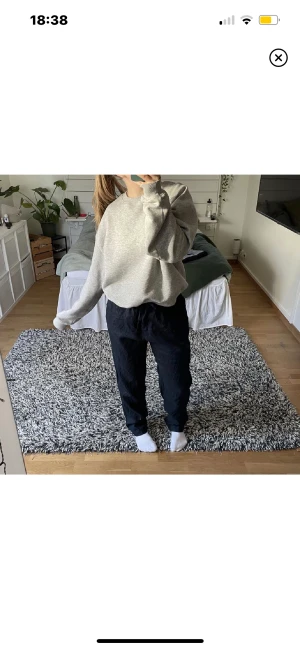 Blå linnebyxor  - Jättefina marinblå linnebyxor från hm💗 Helt slutsålda! Är i bra skick och säljer för att dem inte passar.  obs! Bilderna är lånade