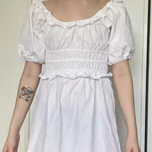 Vit kort klänning - Jättefin puffig sommarklänning som går en bit över knäna. Aldrig använd 