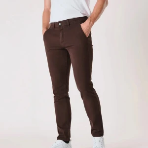 Bruna Byxor/Jeans - Bruna byxor/jeans från Shaping New Tomorrow. Storlek L 32, benlängd 79 cm. De har använts i ca fyra år men ser fortfarande fina ut.