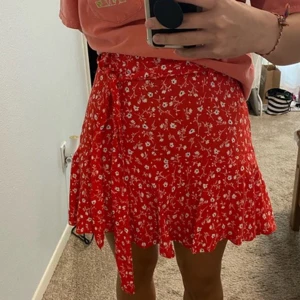 Zara mini kjol  - Super fin kjol från Zara! Kjolen har shorts under så väldigt praktisk och fin till sommaren. Endast använd en gång, men definitivt en favorit kjol. Säljer den då den inte passar mig länge. Storleken på kjolen är M, men då den krympte efter först tvätten p