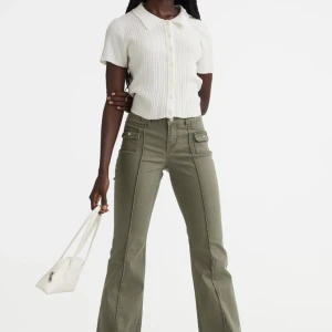 Cargobyxa  - Gröna cargobyxor i jeansmaterial som är helt slutsålda på HM’s hemsida. Dem sitter helt perfekt tyvärr använder jag dem bara inte så ofta därför tänkte jag kolla intresset på att sälja dem. Dem är i perfekt skick finns inga synliga fel eller något. Buda!