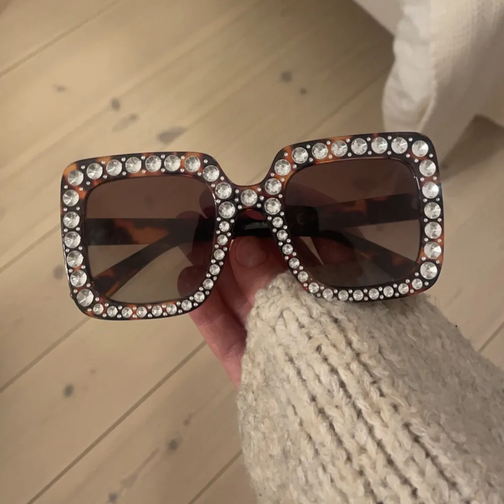 Gucci inspirerande solglasögon med ”rhinestone” ditaljer. Köptes i en burik på Mallorca för ett tag sedan och har aldrig använts 💕 Nypris: 400kr. Accessoarer.