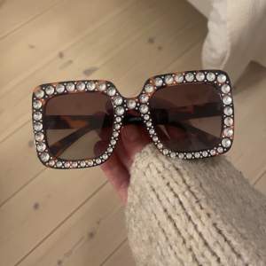 Gucci inspirerande solglasögon med ”rhinestone” ditaljer. Köptes i en burik på Mallorca för ett tag sedan och har aldrig använts 💕 Nypris: 400kr