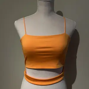 Ett snyggt oranget linne som är mycket mer skrikorange i verkligenheten! Använd 1-2 gånger. Frakt kostar 45kr 