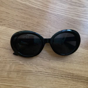 solglasögon - Ett par svarta solglasögon💓