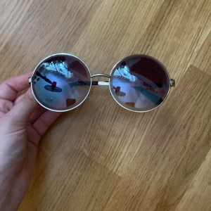 Solglasögon - Runda solglasögon💓