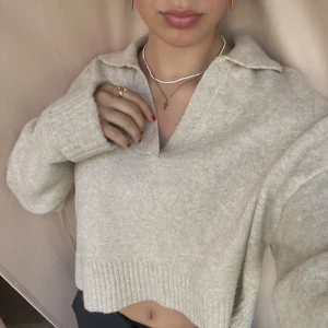 Beige stickad tröja 🤍 - En otroligt fin och mjuk stickad tröja! Väldigt väldigt fin men lite för kort för min smak, därför jag endast använt den en-två gånger! Storlek S från Bershka men passar även M skulle jag säga! Jag köpte den för 259kr! 🤍🐆 pris kan diskuteras !