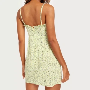 Klänning - Klänning från Nelly, endast testad, pris kan diskuteras💛