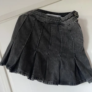 Svart plisserad jeanskjol - En gråsvart plisserad jeanskjol i storlek 36/ S från Zara som tyvärr är lite liten för mig i midjan. Prislappen är inte kvar, men den är aldrig använd🙌🏼🌸