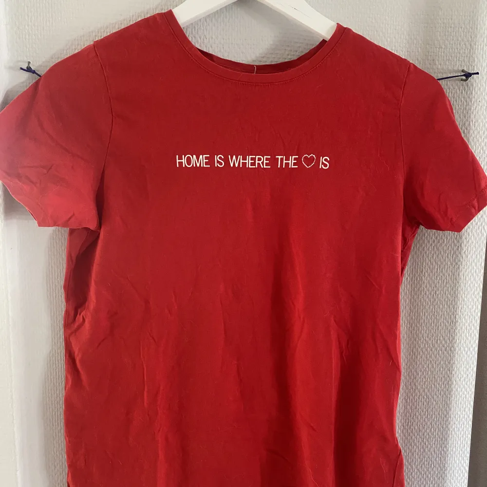 En röd T-shirt från AMISU. Knappt använd. Storlek: S Frakt tillkommer. T-shirts.