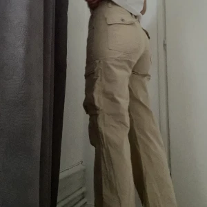 Cargo pants  - Medium Rise Cargo Straight pants från Bershka i beiget. Nästan aldrig använda, men har en liten blå fläck på ena fickan. Är i storlek 36, men passar mig som vanligtvis har 38 också🙌🏼🙌🏼