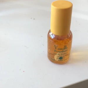 Vanilla bourbon  - Säljer en eau de toilette 30 ml knappt använd 