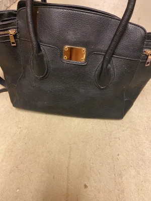Handväska - Stor och rymlig handväska, pris går att diskutera:)