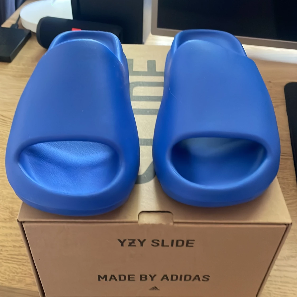 Yeezy slides Azure Strlk 42