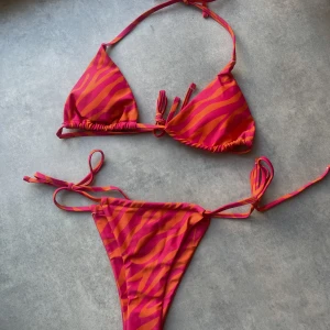Rosa-orange bikini 🩷🧡 - En bikini från shein (str. M) som är otroligt fin men passar tyvärr inte mig storleksmässigt och sitter inte fint på mig. Aldrig använd, endast testat den en gång. Har det lilla skyddet kvar i trosan (bild 3). Lite mindre än en riktig M. Riktigt snygg 🩷🧡