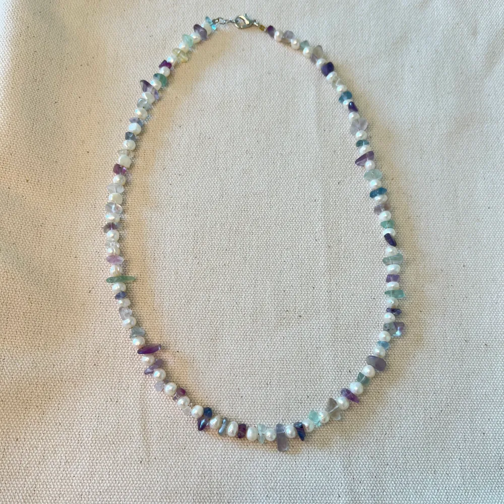 Superfint unikt halsband med flourite kristaller och sötvattenspärlor!🌿  Handgjort👋🏼 längd: ca 49cm . Accessoarer.