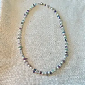 Superfint unikt halsband med flourite kristaller och sötvattenspärlor!🌿  Handgjort👋🏼 längd: ca 49cm 