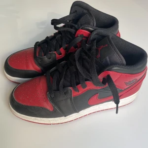 Jordan 1 Chicago bulls - Säljer mina Jordan 1 Chicago bulls då de ej kommer till användning längre. De är i fint skick o endast använda ett fåtal gånger! Låda/kartongen medföljer!  De är i strl 39 men ganska små i storleken