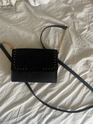 Väska - Jättefin oanvänd axelbandsväska som tyvärr inte kommit till användning