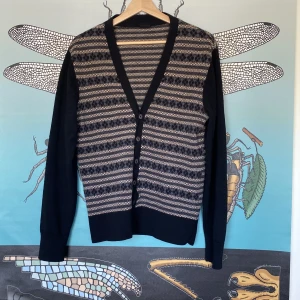 Paul Smith svart, brun och grå kofta - En fin kofta från Paul Smith. Koftan är gjord i 100% ull. Knapparna är gjorda i pärlemor. 