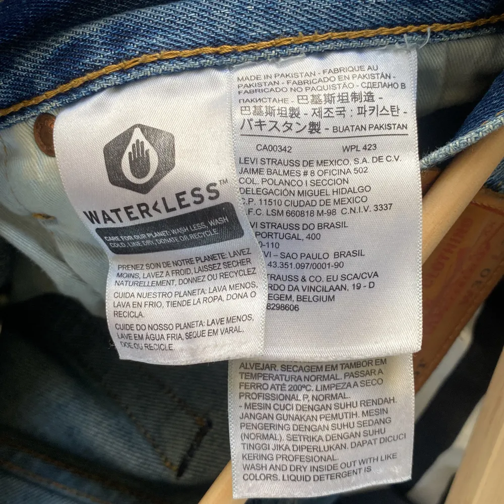 Ett par Blåa Levis jeans. Passar 30x32. Mindre hål i skrevet.. Jeans & Byxor.