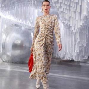 Klänning från Shien  - Längd: 129/124,5cm Midjastorlek: 70,5cm Axel: 40cm