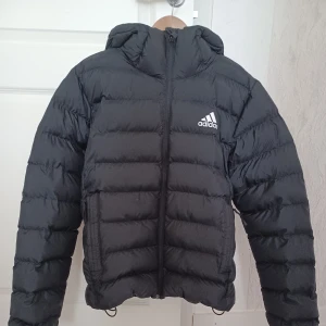 Adidas Herr Jacka  - Ny och fräsch dun jacka- Adidas. Herr st M. Använd ett få talgånger, inga märken, fläkar dylikt.