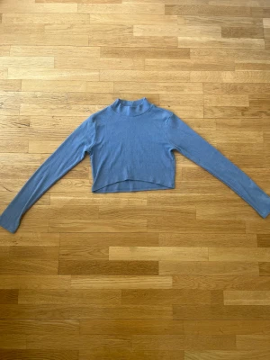 Topp - Har använd två gånger.är från pullandbear är storlek m men passar s 