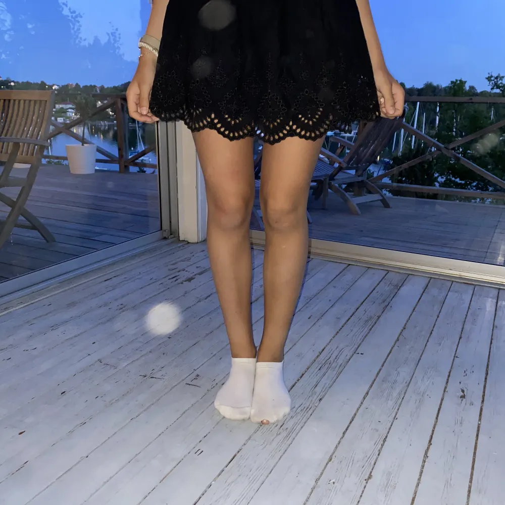 En ny zara kjol i svart som jag råka köpa två av och den har kvar prislap och helt nyskick 😍 mycket snygg och perfect till sommaren 🥰  Köpt för 400. Kjolar.