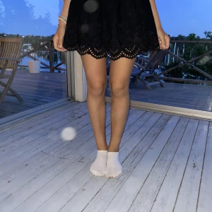 Svart kjol  - En ny zara kjol i svart som jag råka köpa två av och den har kvar prislap och helt nyskick 😍 mycket snygg och perfect till sommaren 🥰  Köpt för 400