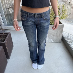 Diesel jeans  - Jättecoola lågmidjade diesel jeans köpta secondhand. Passar som 36-38 långa på mig som är 174. Skriv vid frågor💞