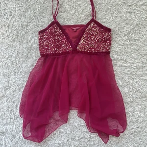 Glittertopp - Säljer denna supersöta glittriga toppen, perfekt till fest💞 Den är aldrig använd och säljs pågrund av det 💞