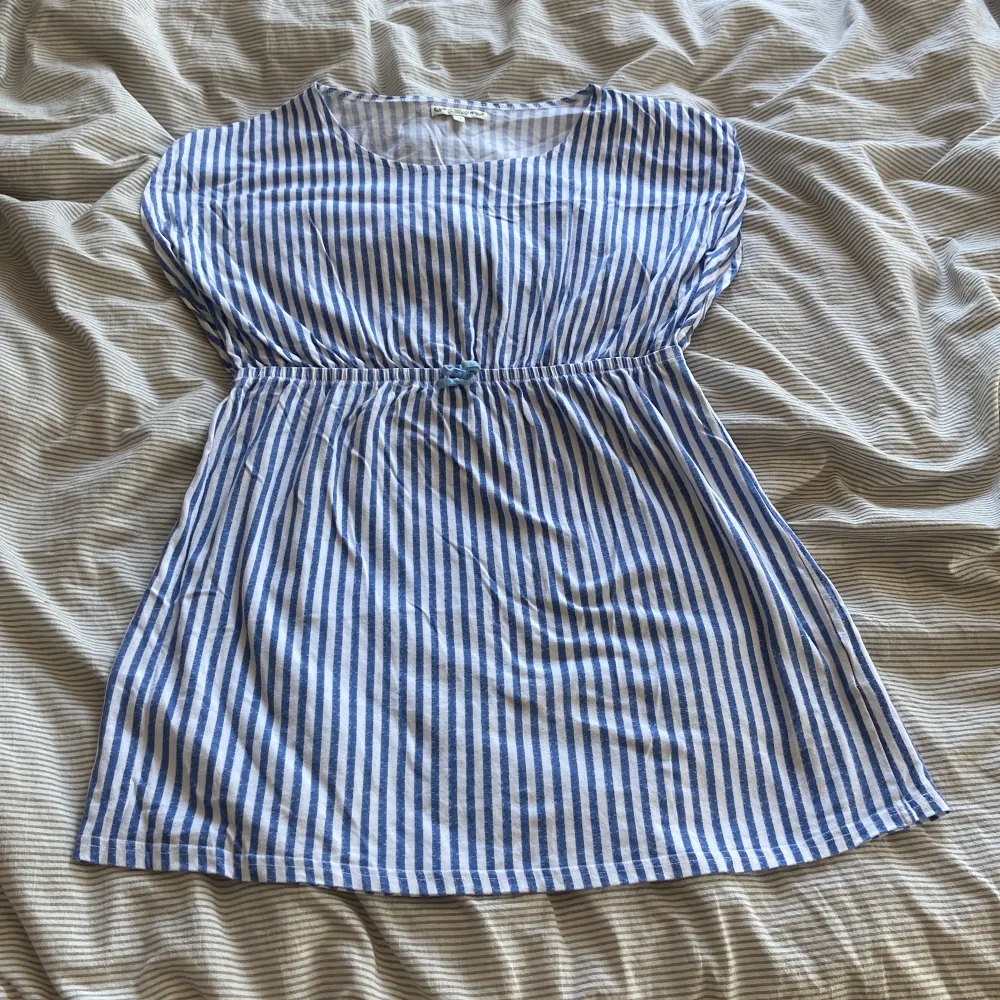Jätte söt blå vit randig klänning. Perfekt till stranden i sommar❤️stl xs skulle jag säga, köparen står för frakt . Mekot.