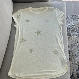 Zadig tröja!  - Super fin tröja som är jätte skön och snygg på en varm sommardag! Jag säljer den för att jag har två och den här är helt oanvänd och prislappen är kvar! Standardpris 950 kr från hemsidan,  jag säljer för hälften! Kom priv vid intresse!