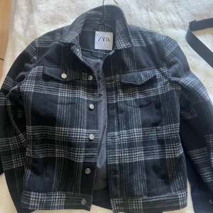 Zara jacka - Säljer nu denna zara jacka, storlek M