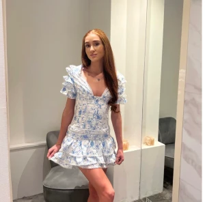 Trendig blå vit klänning - Trendig sommarklänning som är identisk med Zarah. Aldrig använd.