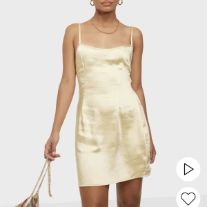 Sidenklänning - Säljer min klänning från märket MotelRocks, använd 2 gånger storlek S. Nypris 529kr