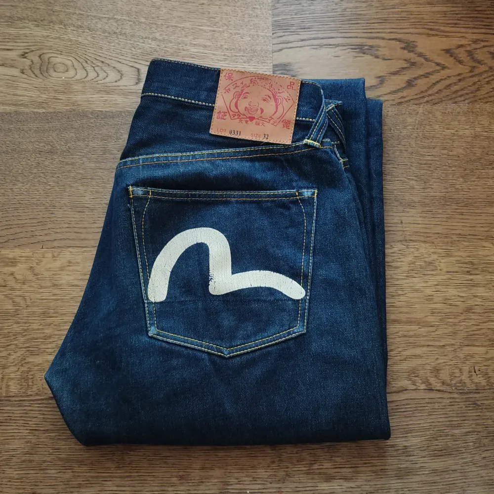 Jättesnygga evisu jeans. Anvnda men väl behållna. De ska vara äkta och sitter M, eller 29/30. Funkar på män med men sitter som dam. Skriv om ni har funderingar!. Jeans & Byxor.