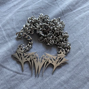 Y2K halsband  - Säljer mitt skit feta tramp stamp/lower back halsband i stainless steel/rostfritt stål. Passar till mycket, som ny. Länken är 30cm justerbar, så man kan matcha den med andra halsband. 