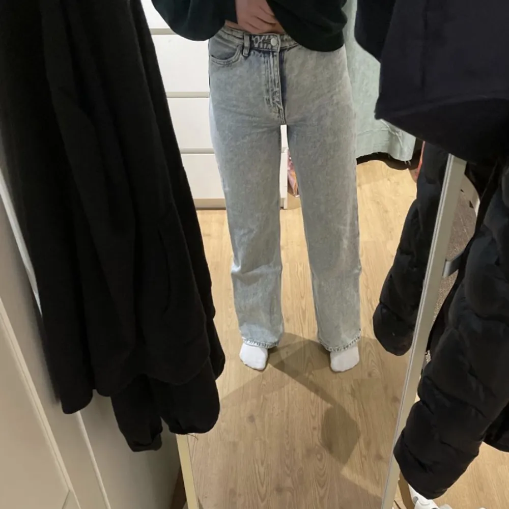 Ljusblåa vida jeans från Monki i modellen ”Yoko”. Köpta för en/två år sen. Mycket bra skick och superfina! Passar bara inte så bra längre på mig! 400kr på hemsidan, men jag säljer för 150! Storleken är 27, men skulle säga att det är samma som 36! . Jeans & Byxor.