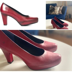 Klackskor i skinn - Helt nya supersköna pums i skinn som är lite lite fadade i rött med lite svart. Säljs då det blev fel strl. Nypris var 899kr