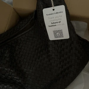 Bottega veneta väska - Kollar intresset på min vintage bottega veneta väska (större modellen) självklart äkta och har autencierats via vestiare. En del slitningar vid kanterna och dragkjedejan. Men fortfarande fint skick!💓💓