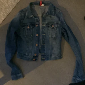 Jeansjacka - Säljer jeansjacka i kortare modell från H&m. I bra skick.