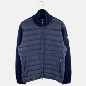 Moncler Maglione Cardigan - Säljer en helt ny Moncler Maglione Cardigan i färgen Navy (Mörkblå). Storleken är i XL men sitter som en L. 