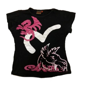 Evisu T-shirt  - En jätte söt evisu croptop i super bra skick. Säljer den eftersom jag bytt stil💗 kan frakta den för 199kr+frakt eller mötas upp i Sthlm. Kontakta mig gärna vid frågor osv!