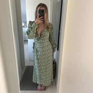 Mönstrad klänning - Säljer min såå fina klänning ifrån NA-KD. Använd 3 gånger. Storlek 38/M. Eftersom man knyter den själv så passar den flera storlekar 